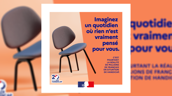 Le visuel montre une chaise dont l'un des pieds est trop court est inutilisable. Elle est accompagnée du message : "Imaginez un quotidien où rien n'est vraiment pensé pour vous. C'est pourtant la réalité de millions de français en situation de handicap".